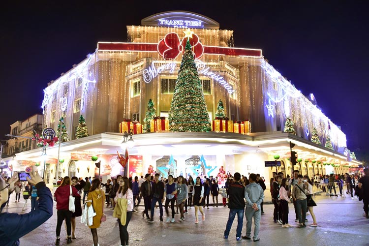 En dehors de Trang Tien Plaza, l'ambiance de Noel est animée et colorée