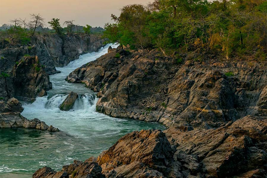 Lors d'une randonnée à Si Phan Don, vous serez immergé dans une nature majestueuse