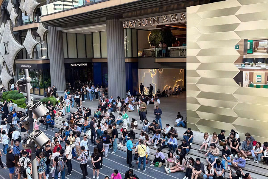 Les touristes quittent l'hôtel en cas de tremblement de terre à Bangkok