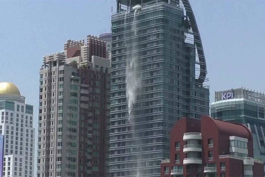La piscine sur le toit de l'hôtel fuit à cause d'un tremblement de terre à Bangkok