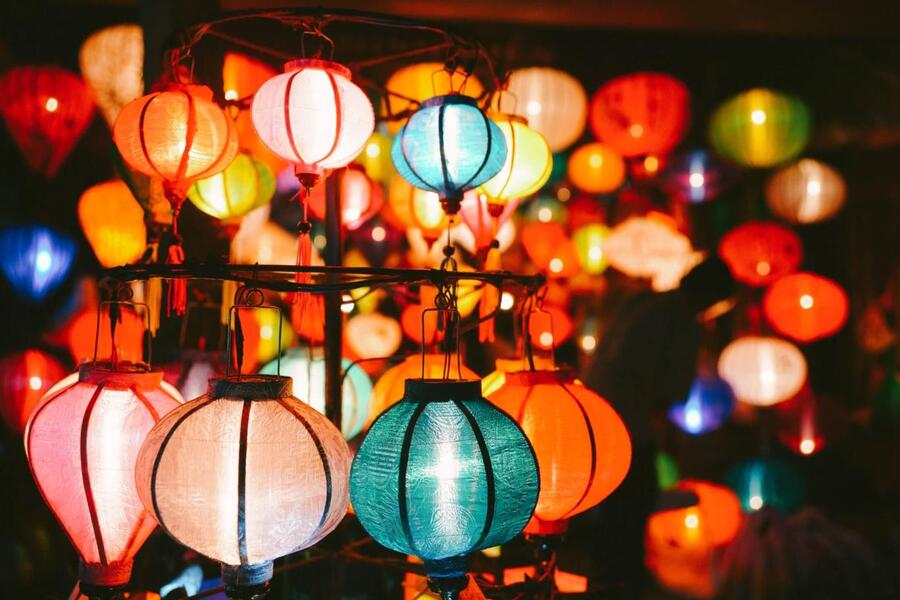 Rues illuminées par des lanternes multicolores lors du grand défilé de la fête de la mi-automne au Vietnam