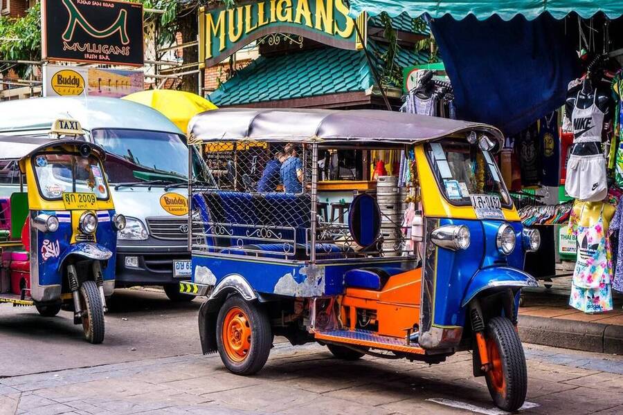 Tuk-tuk est l'une des véhicules très populaire en Thailande