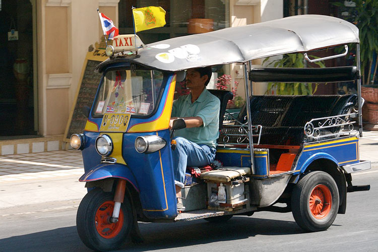 Le tuktuk est répandu à Thaïlande 