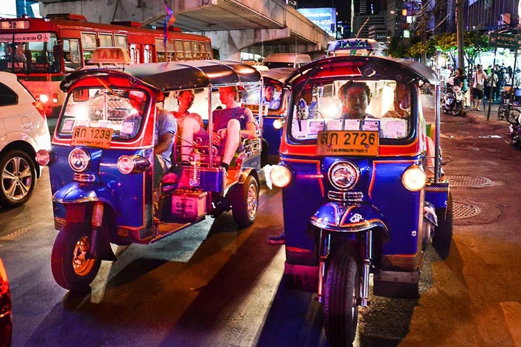 Aller au marché nocturne de Sukhothai en tuktuk