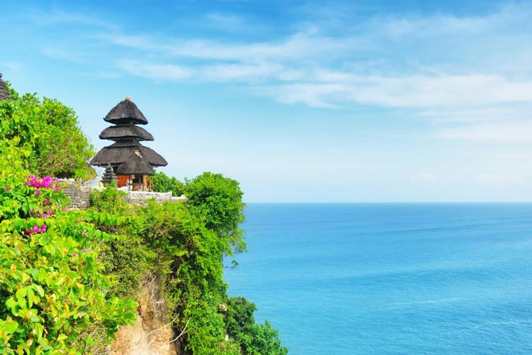 Grâce à sa localisation unique, Uluwatu est l'un des lieux les plus idéaux pour admirer le couché du soleil à Bali