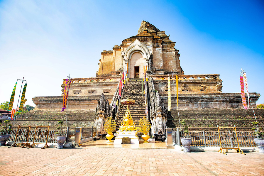 Le majestueux Wat Chedi Luang à Chiang Mai, un trésor du royaume de Lanna