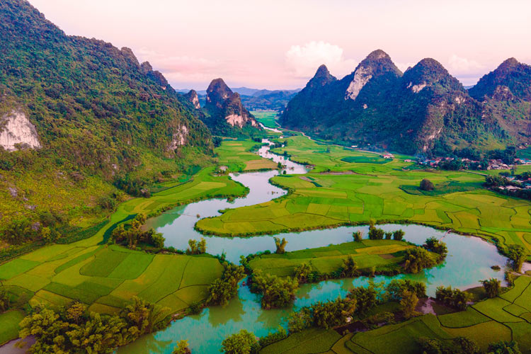 De sommet de la vallée de Phong Nam, vous trouverez au dessous de vos pieds une scène surréelle