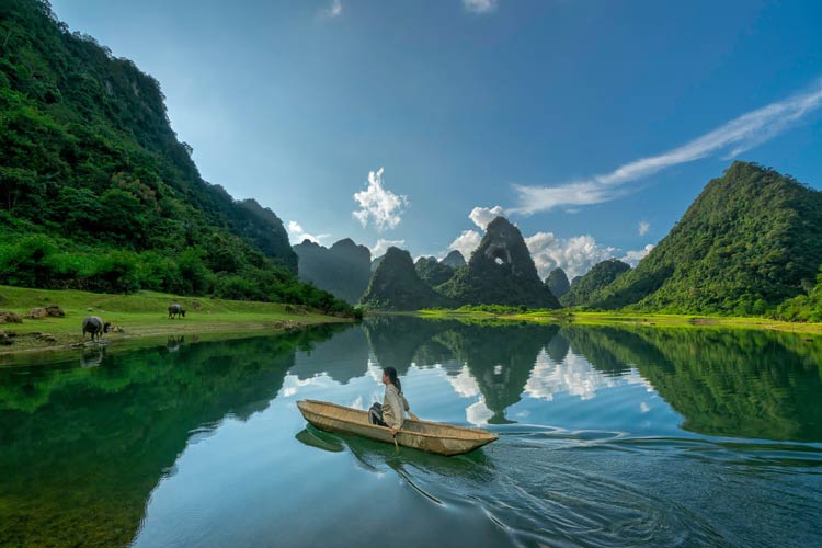 Le paysage de la vallée de Phong Nam se reflète dans l'eau