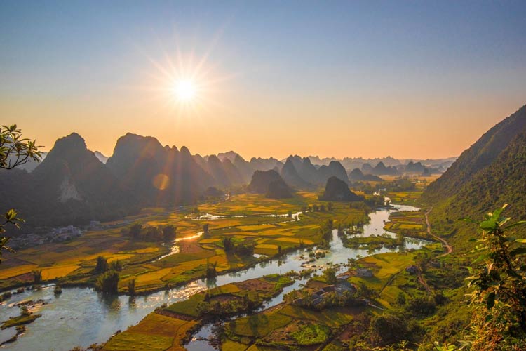 La rivière de Quay Son traverse la vallée de Phong Nam