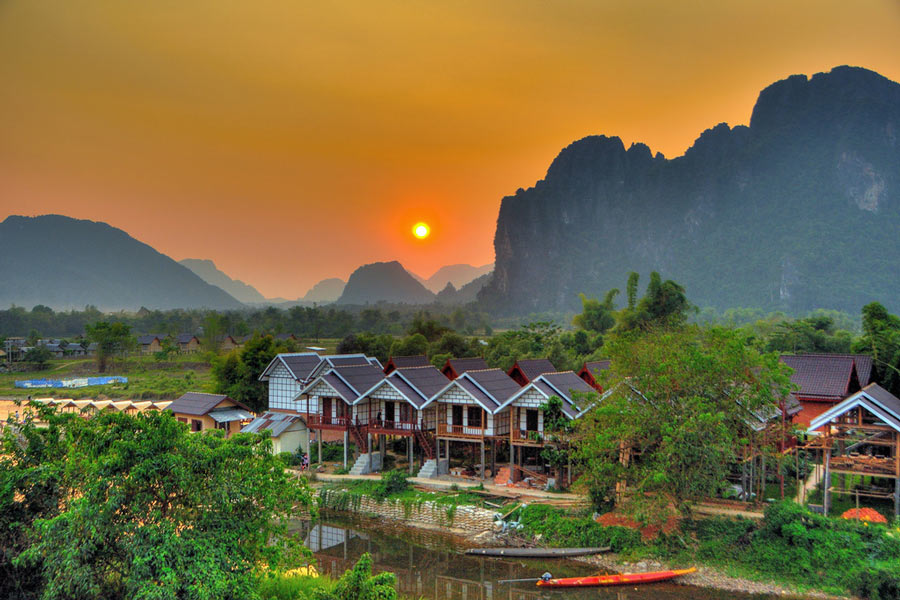 Les touristes ont de nombreux choix d'hébergement à Vang Vieng