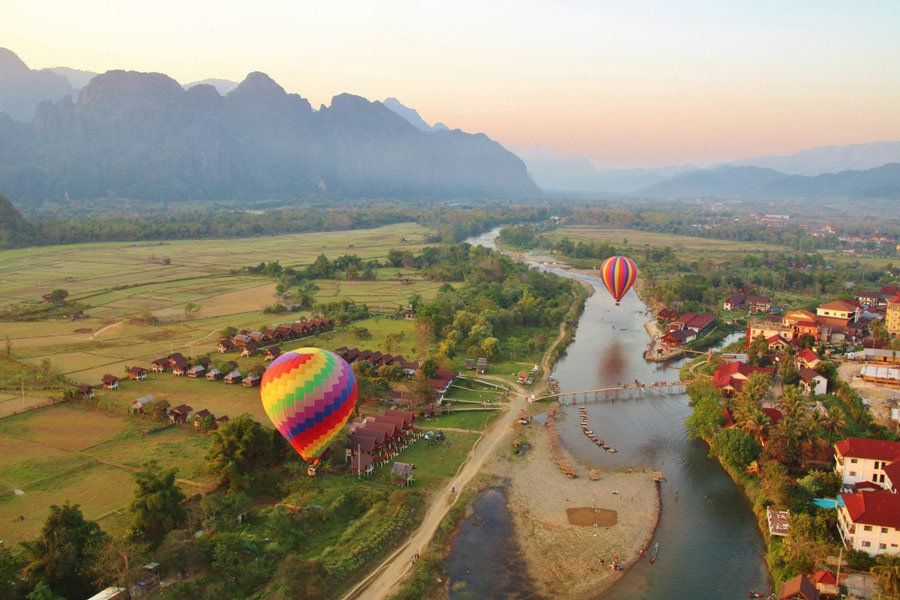 Le tour en montgolfière à Vang Vieng
