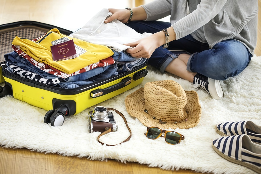 Voyageuse au Vietnam équipée des vêtements légers et imperméables , prête pour la saison des pluies