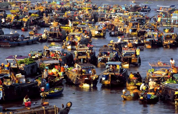 La vie associée aux rivières au marché flottant de Ca Mau