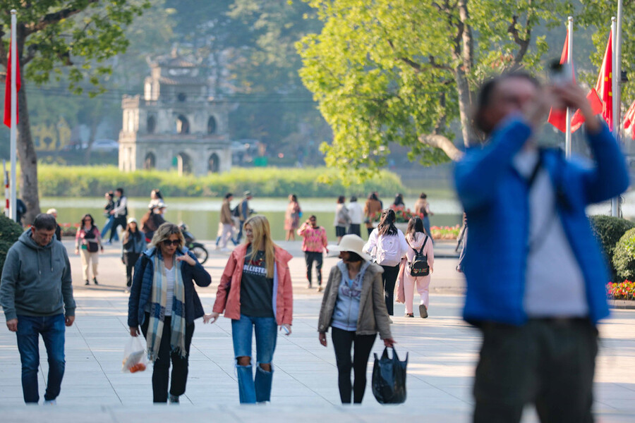 De nombreux touristes étrangers adorent visiter le vieux quartier de Hanoï