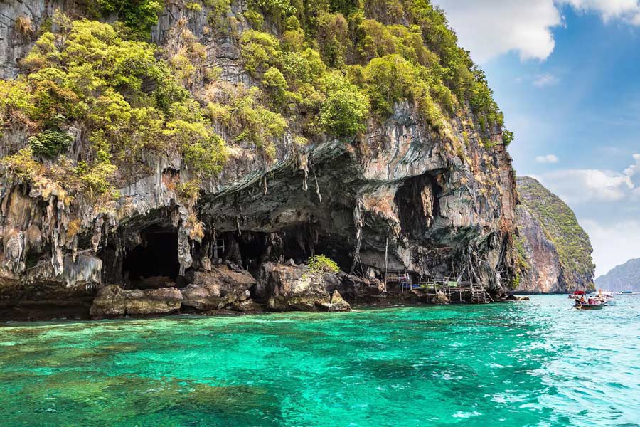 Grotte unique avec de l'eau bleue
