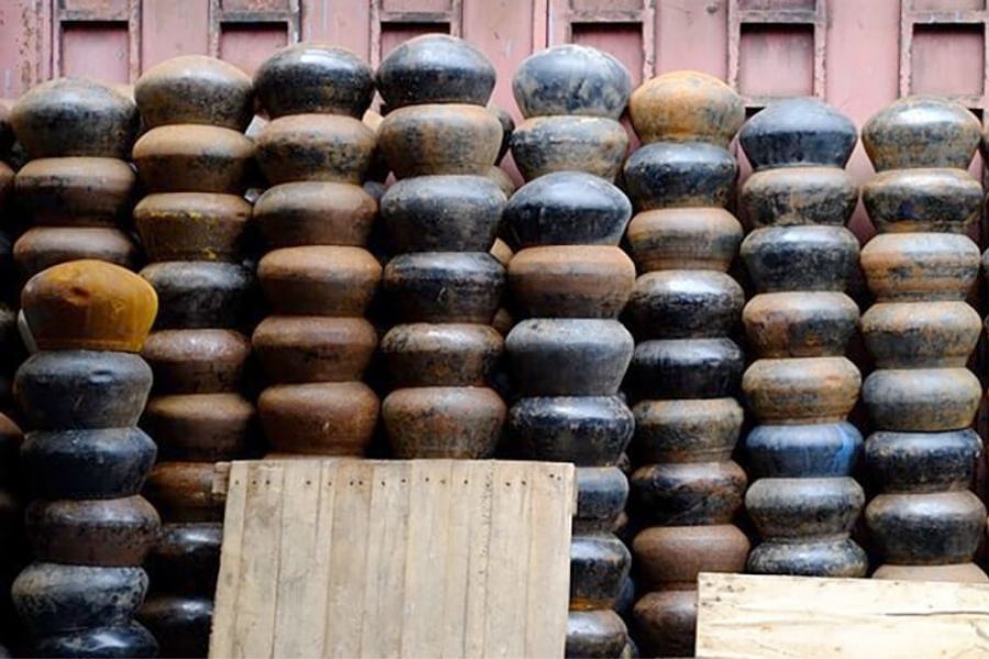 Artisan façonnant un bol à Ban Baat, artisanat traditionnel thaïlandais 