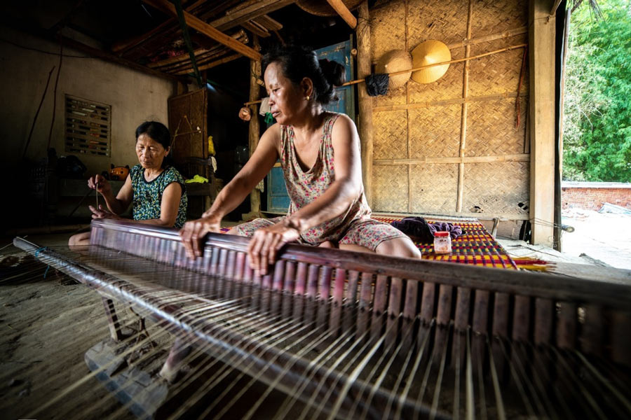 Les artisans créent des nattes colorées