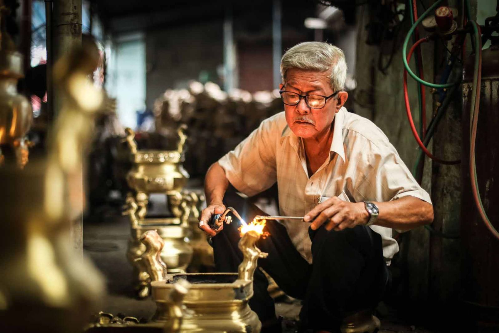 Un artisan termine la dernière étape d'un brûleur d'encens