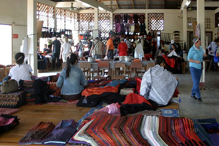 Un magasin vend des souvenir à Ban Phanom