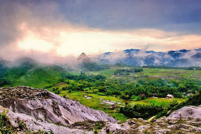 La beauté des montagnes et des champs en route vers le village de Lac