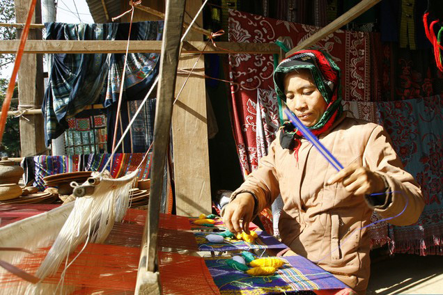 L'artisanat traditionnel de tissage de textiles au village de Lac