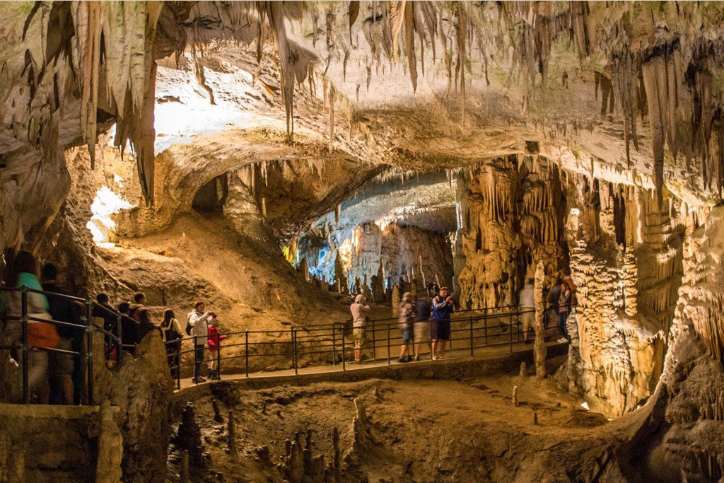 La beauté mystique de la Grotte de Chieu au village de Lac