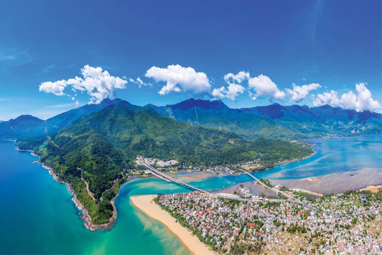 Le village de pêcheurs de Lang Co est situé au pied de la montagne et au bord de la rivière, créant un paysage majestueux.