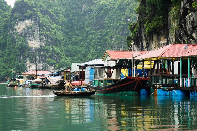 Les habitants locaux vous emmèneront explorer les maisons flottantes du village