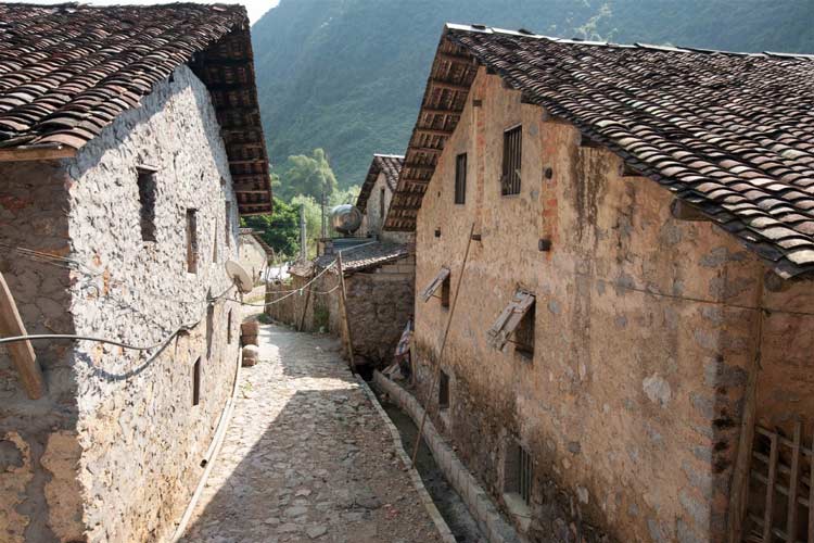 Une ruelle en pierre au village de pierre de Khuoi Ky