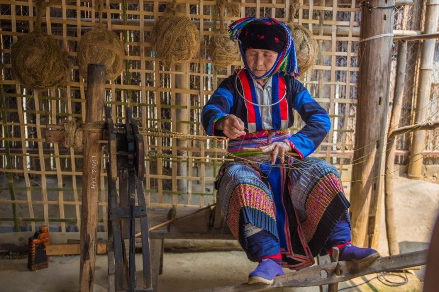 Le village de tissage de lin Lung Tam avec les images authentiques des artisans 