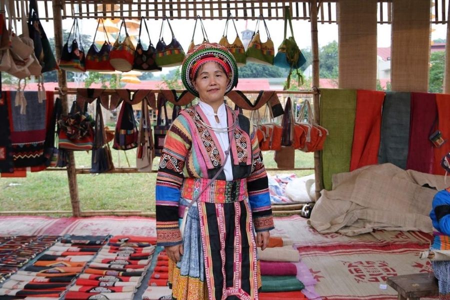 Les habitants des village de tissage de lin Lung Tam à Ha Giang