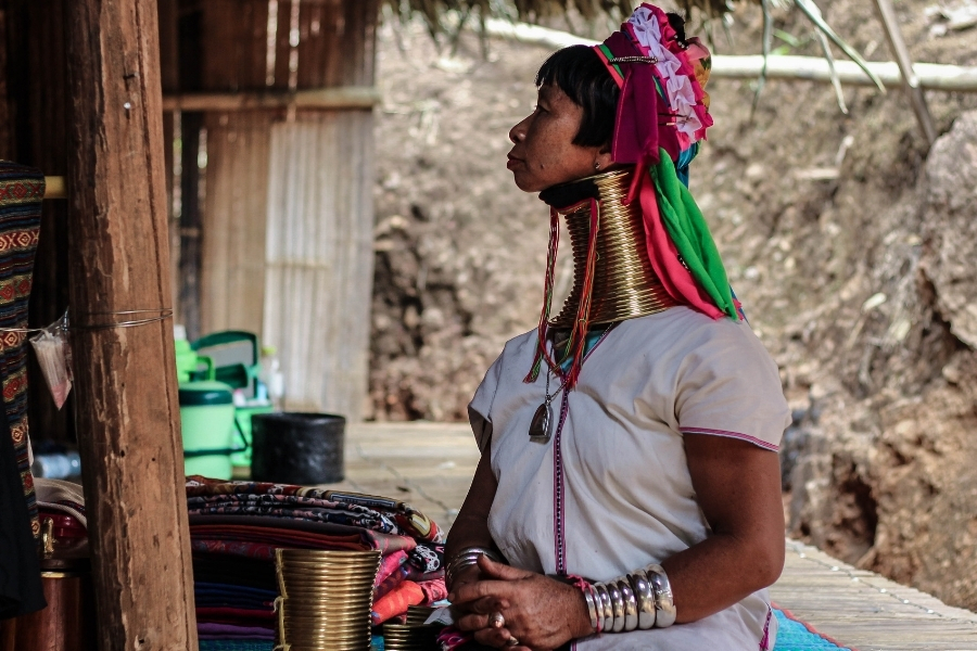 La beauté unique de la tribu au village des femmes girafes Chiang Mai.