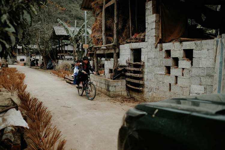 Les locaux du village d'encens de Phia Thap vivent éloignement à la vie moderne