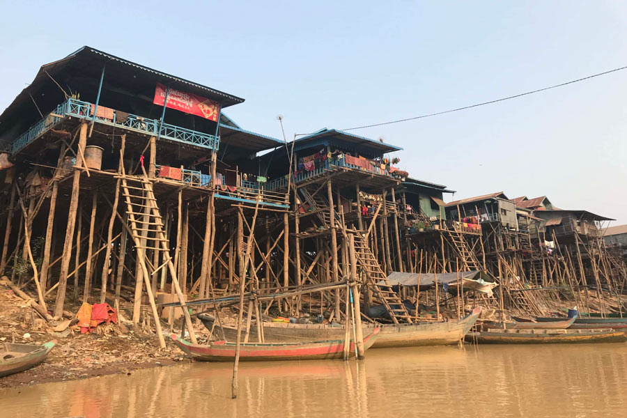 Les maisons sur plilotis en bois au village flottant Kampong Phluk