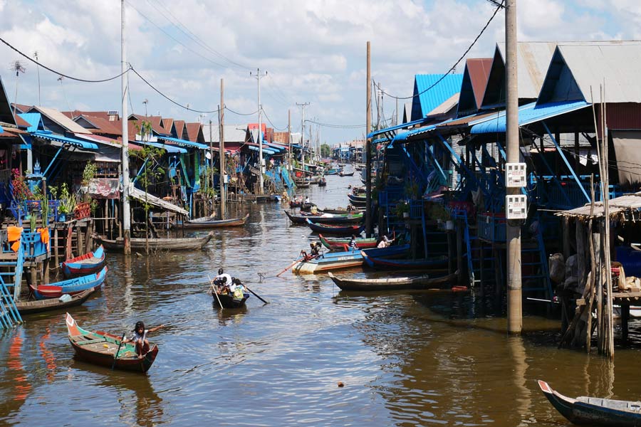 Bateau en bois est le moyen de transport principal du village flottant Kampong Phluk 