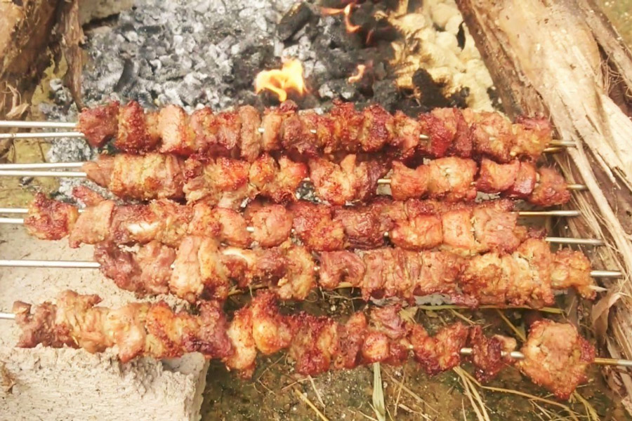 Porc grillé sauvage du village de Hong Ngai : une explosion de saveurs épicées