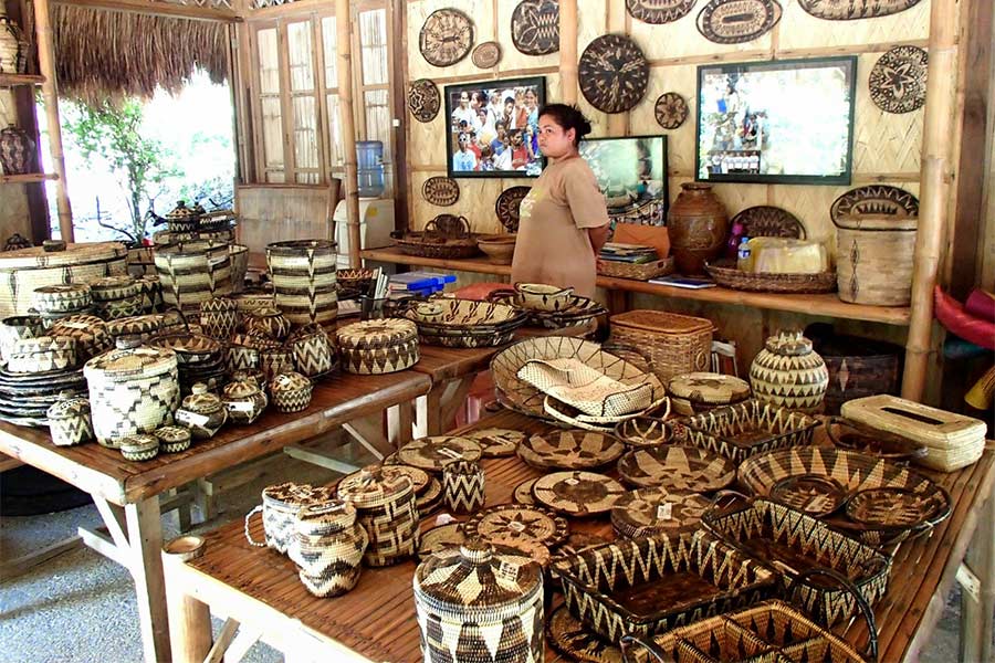 Vous pouvez acheter des souvenirs au village à Puerto Galera