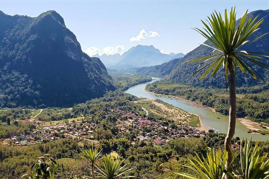 Le village Muang Ngoi au bord de la rivière de Nam Ou