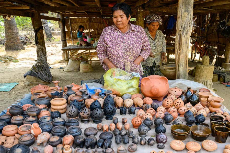 N'oubliez pas d'achetez des produits en céramique au village de poterie d'Andong Russey