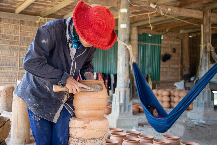 Un artisan fait des produit céramique au village de poterie d'Andong Russey