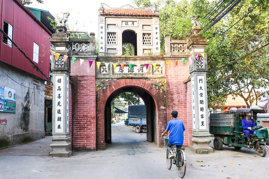 Porte d'entrée au village de Tho Ha, province de Bac Giang