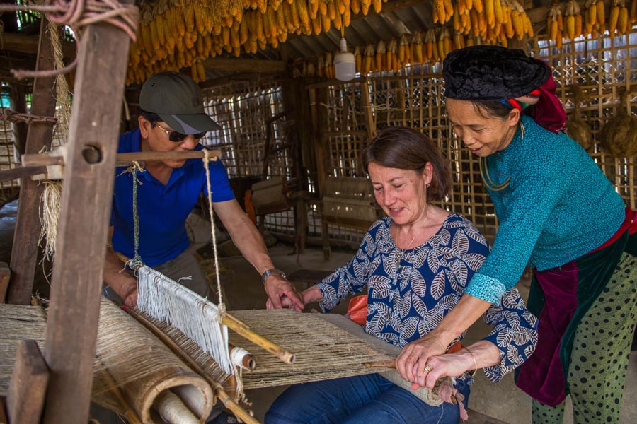 Village de tissage de Lung Tam - Les touristes apprennent à tisser du tissu