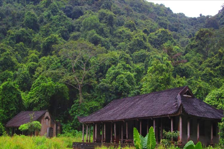 Le village Viet Hai de Cat Ba compte des maisons à l'architecture traditionnelle vietnamienne