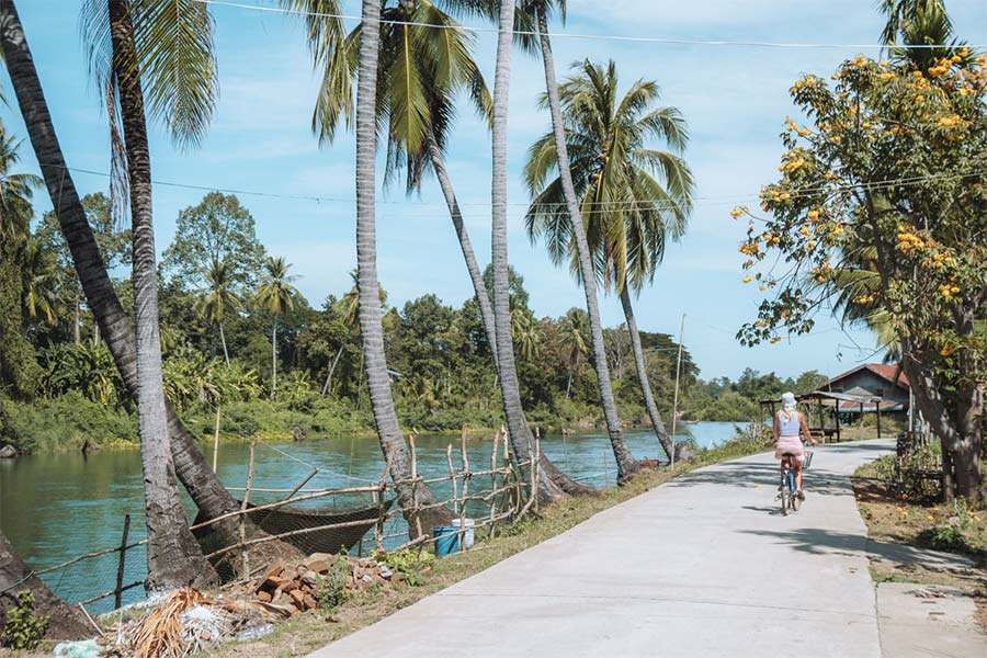 Découvrir les villages locaux à Si Phan Don à vélo est une expérience inoubliable