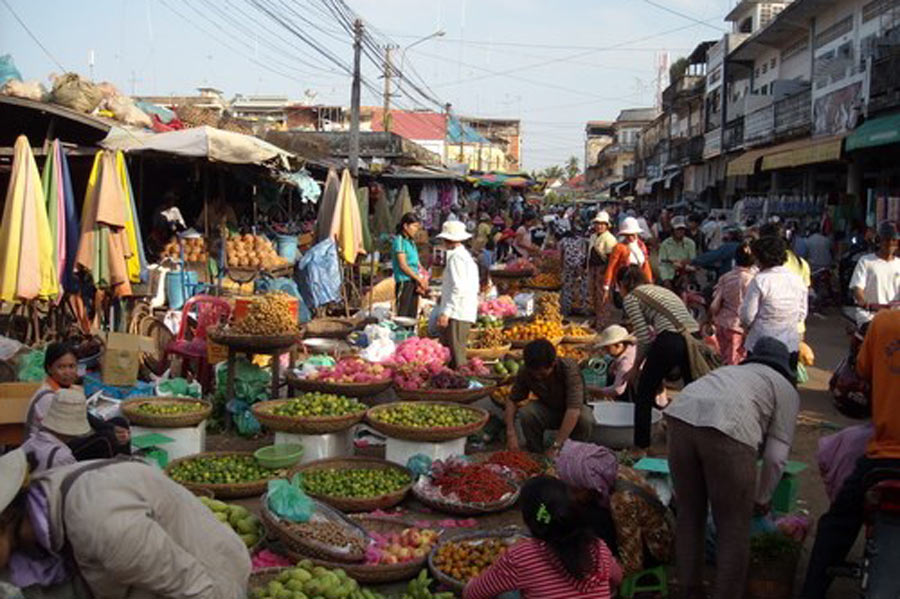 Visite de marché par les habitants de la ville Kratié