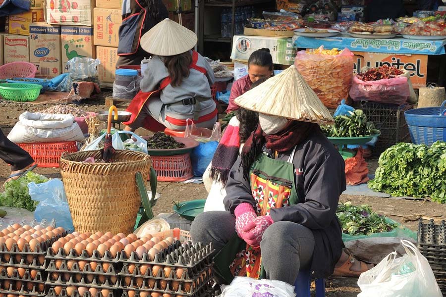 Le marché à la ville de Phonsavan du peuple H'Mong tous les dimanches  