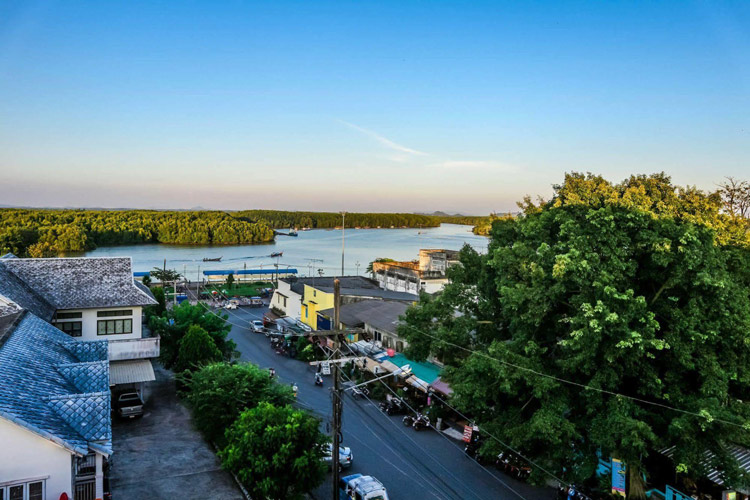 Cette petite ville se trouve au rive de la rivière de Krabi, à proximité de la côte d'Andaman