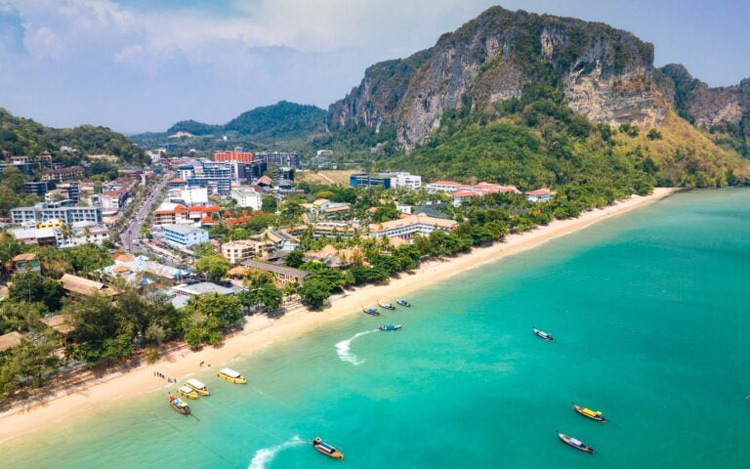 Ao Nang est l'une des villes touristiques balnéaires le plus renommée en Thailande 