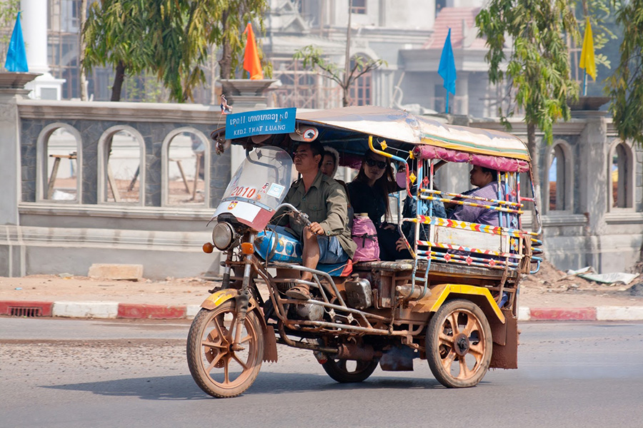 Le tuk-tuk est un moyen de transport très populaire à Vientiane