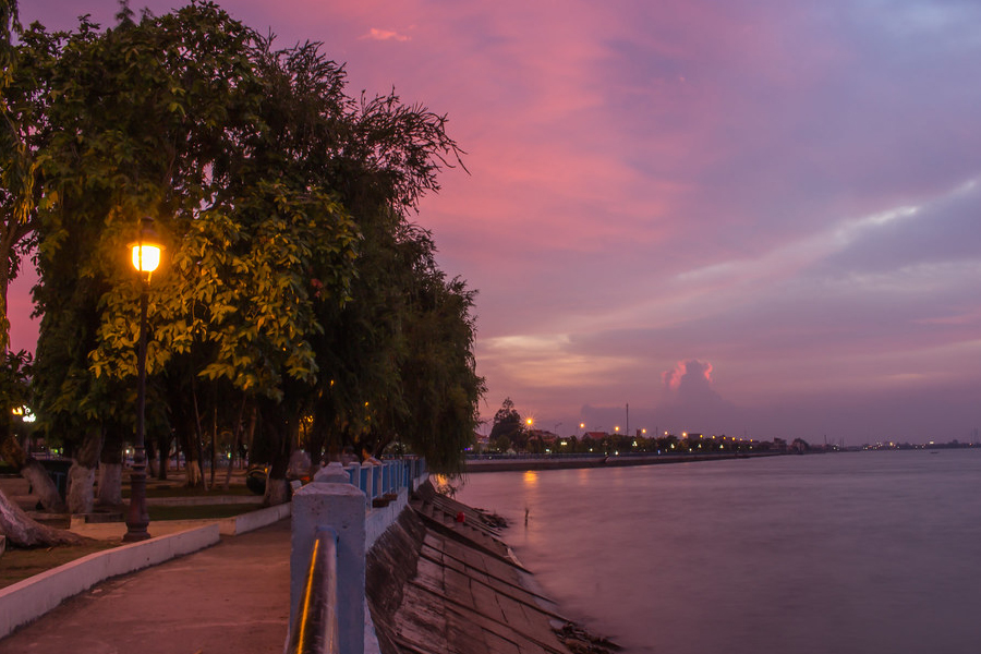 Quai de Vinh Long au coucher du soleil d'été